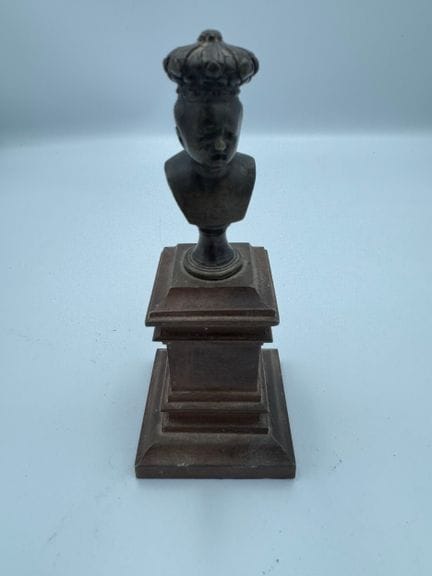 KLEINE BÜSTE aus patinierter Bronze, Sockel aus Ho