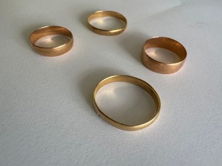 四枚18K黄金（750千分之一）结婚戒指套装  
 - 18K黄金（750千分之一）结婚戒指（204