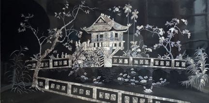 归属：AN THUAN
湖光山色
镶嵌珍珠母的画板，背面有签名并标注1876年
60 x 120 厘