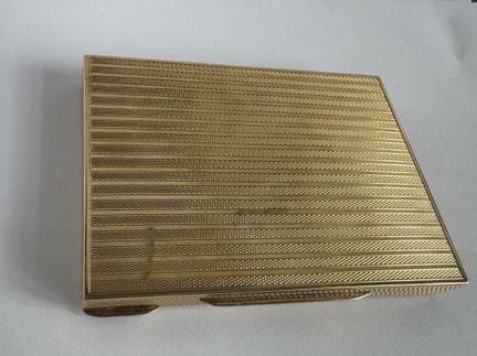 14K（585千分之一）黄金烟盒，饰有条纹图案
毛重 208.8克