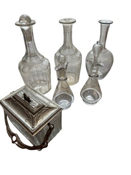TROIS CARAFES en verre moulé,  une avec bouchon et