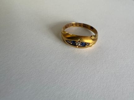 18K（750）黄金戒指，镶嵌一排钻石和蓝宝石
总重量：1.9 克
戒圈尺寸：51