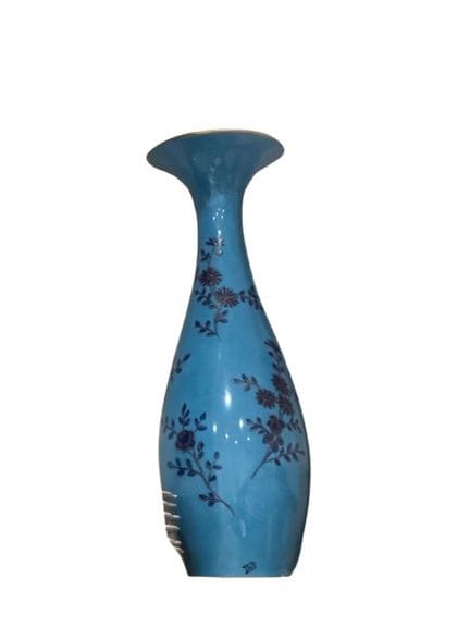 LIMOGES
JARRÓN de porcelana con cuello acampanado,