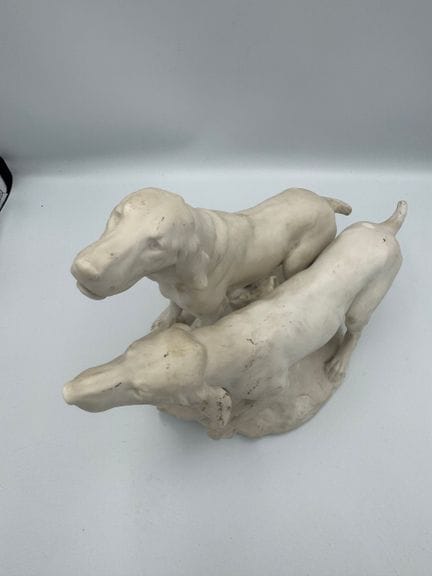 乔治·加尔代 - 塞夫勒
一套素烧瓷雕像，描绘了两只猎犬，带有签名
高：23 厘米 - 长：30 厘