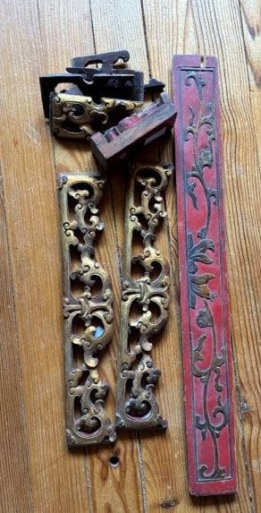 Set aus KLEINEN HOLZTAFELN, geschnitzt, gold- und 