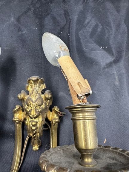 PAIRE D'APPLIQUES en bronze doré et ciselé à deux 