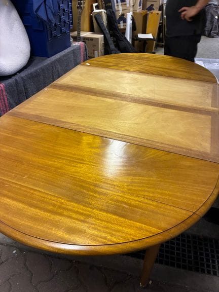 ESSZIMMERTISCH aus hellem Holz mit Klappen und zwe