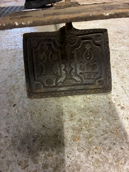 套装包含六只图案各异的华夫饼模具，饰有百合花、小花等图案……
（有磨损）
来源：博韦地区收藏