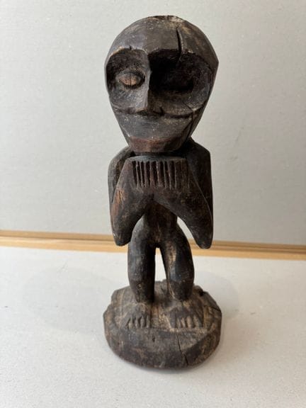 STATUETTE aus geschnitztem Naturholz 
Afrika, 20. 