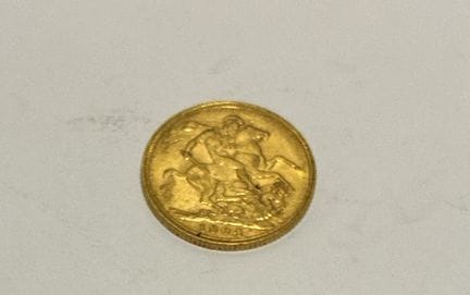 印有维多利亚女王肖像的英国苏维埃金币
总重：6.4克
（有磨损）