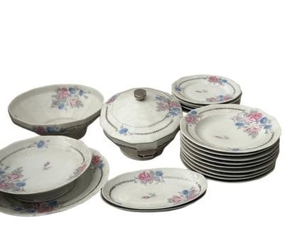PARTIE DE SERVICE DE TABLE en porcelaine à décor f
