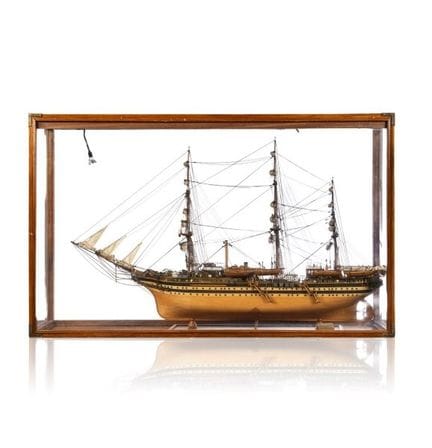 Modell eines Schiffes aus Holz, Seil und Stoff – N
