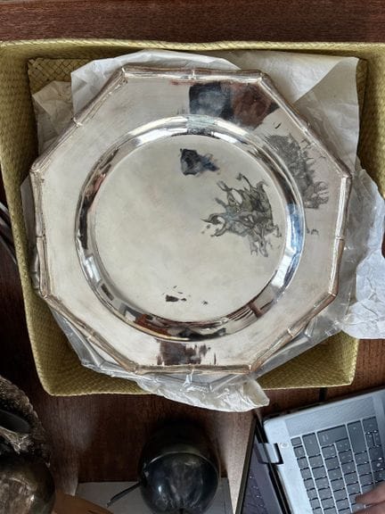 六只镀银的金属八角形餐盘垫，边缘呈仿竹纹设计
20世纪印尼工艺品
高：25厘米 - 宽：25厘米
（