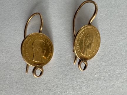 一对14K（585千分之一）黄金耳钉，每只均镶嵌一枚1860年危地马拉4雷亚尔硬币
重量2.2克。
