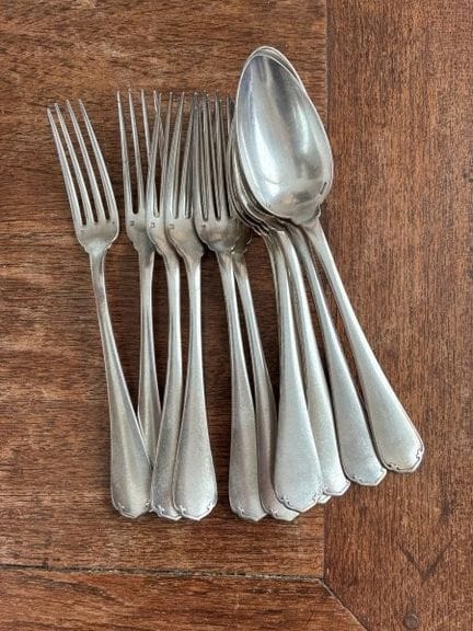 CHRISTOFLE
六件套镀银的金属餐具，饰有风格化图案
（有磨损）