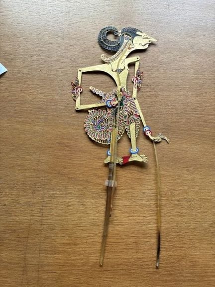 Boro BUDUR 
Golden and polychrome shadow puppet de