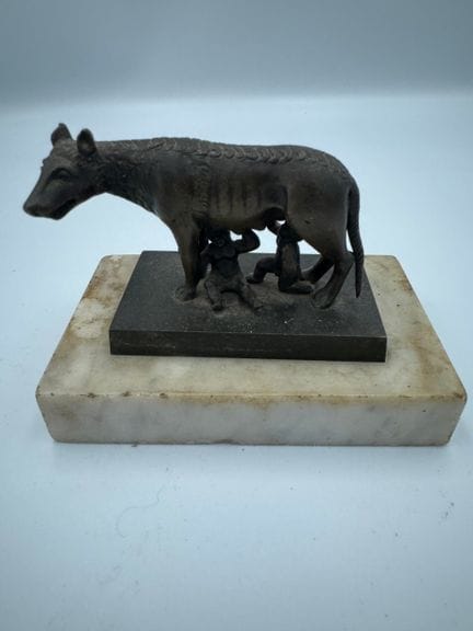 STATUETTE einer Wölfin, die die Kinder Romulus und