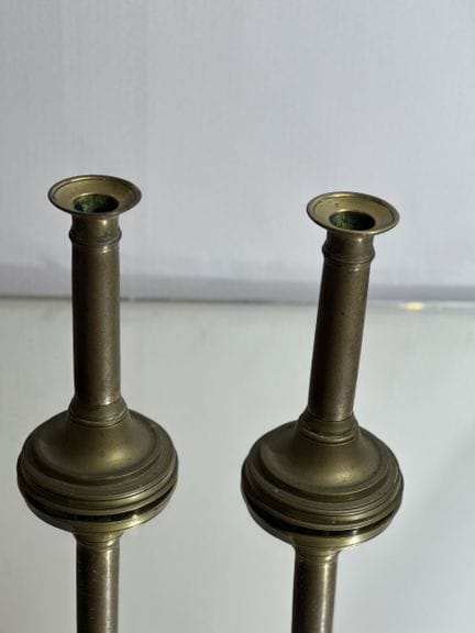 PAR DE CANDELEROS de latón 
Altura: 19 cm

Procede