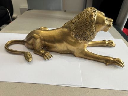 LÖWE aus vergoldeter Bronze
H: 13 cm L: 35 cm
(Abn