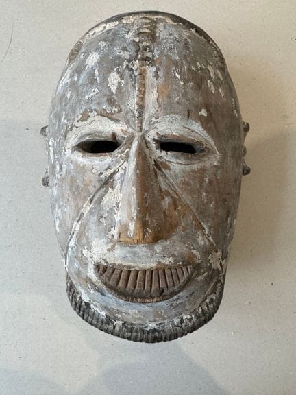 Holzmaske mit Farbresten
Afrika, 20. Jahrhundert
(