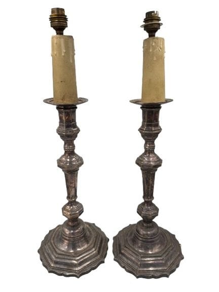 DOS CANDELEROS de metal plateado 
Estilo Regencia 