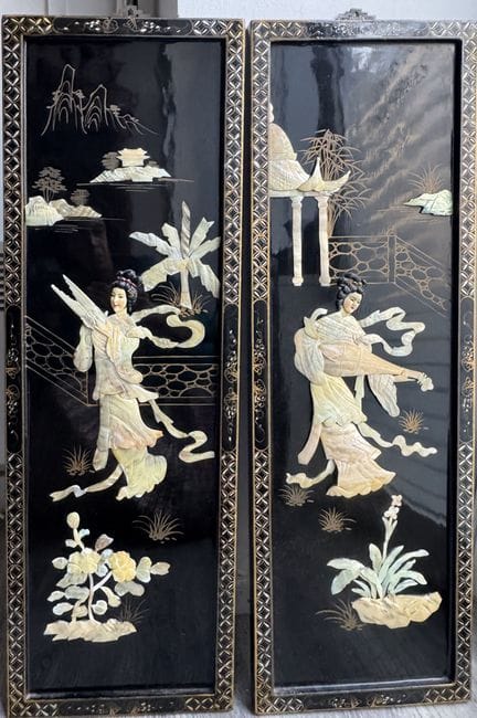 两块经黑化处理的木质装饰板，描绘了湖畔风景中的女音乐家形象，采用硬石材浮雕工艺，背景为彩绘
中国 2