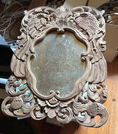 MIRROR with a scalloped frame made of natural, car
