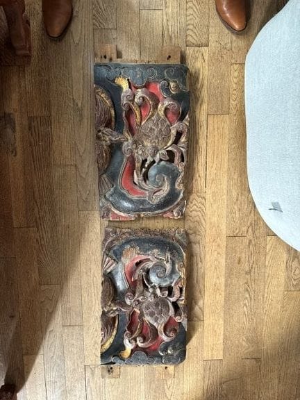 两块小型装饰板，采用黑化、红色和金色木材制成，饰有模压和雕刻图案，风格为“尼格博”式，可能是家具部件