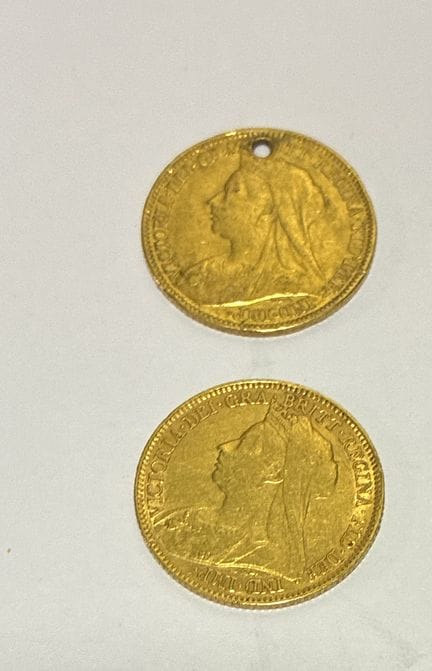 两枚英国半苏维埃金币，其中一枚有穿孔（1901年）
重量：7.9克