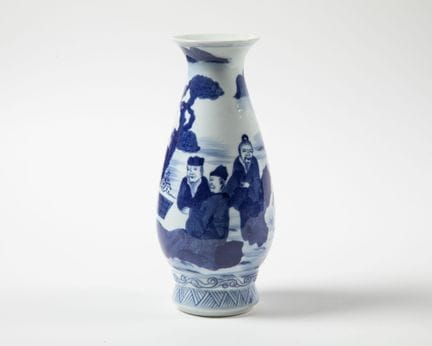 Vase à décor blanc bleu de scènes de vie
Signature