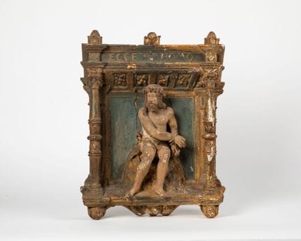 Petit retable en chêne sculpté en fort relief, pol