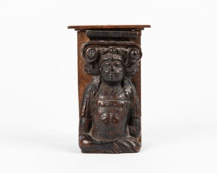 Élément de noyer sculpté en applique figurant un s