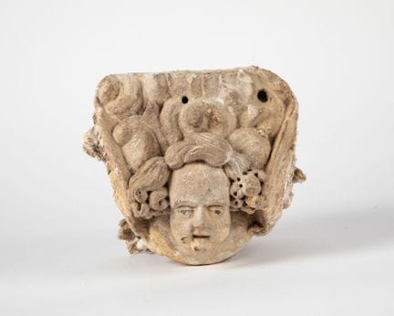 Tête d'ange en pierre calcaire sculptée, élément d