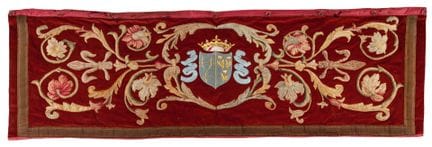 Lambrequin de cheminée en tissu rouge brodé d'armo
