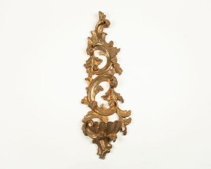 Élément de bois sculpté et doré à riche décor de v