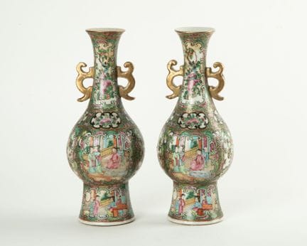 Paire de vases balustre en porcelaine de Canton à 