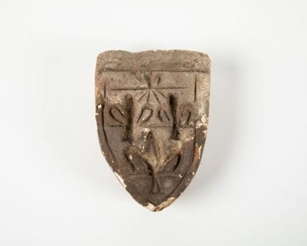 Matrice en forme d'écu en pierre sculpté en creux 