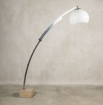 Lámpara de pie con un brazo de luz modular, base d