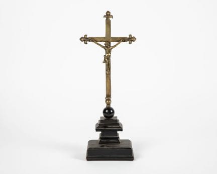 Petit Crucifix en laiton
XVIIIe siècle
Sur un socl
