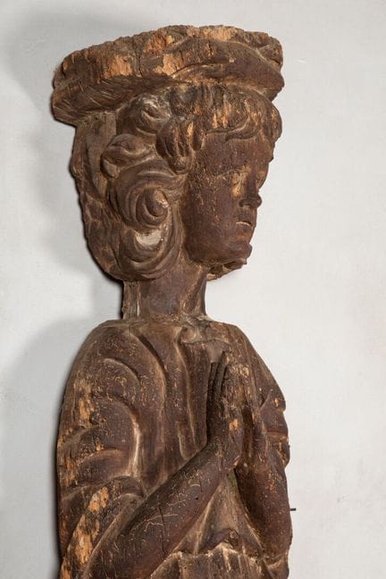 Grand personnage priant en bois sculpté en appliqu