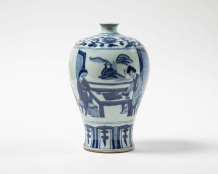 Vase en porcelaine blanc bleu à décor de scènes de