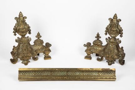 Barre de cheminée à décor de treillage et ses deux