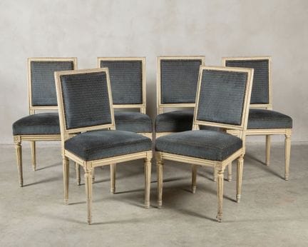 Six chaises en bois naturel peint blanc,, l'assise