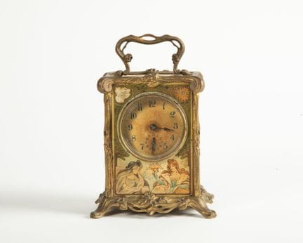 Reloj de mesa de bronce y latón dorado con decorac