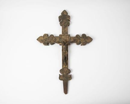 Croix de procession à âme de bois et plaques de cu