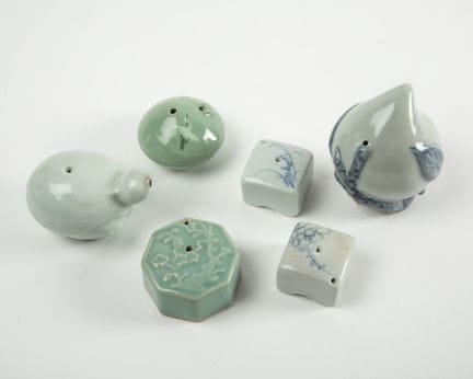 Lot de six compte-gouttes en porcelaine émaillée c