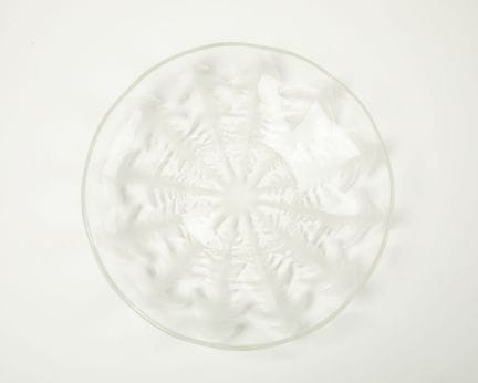 R. LALIQUE 
“蒲公英”系列——略带多瓣形的压模水晶杯，饰有霜花状叶片纹样 
中央带有压印