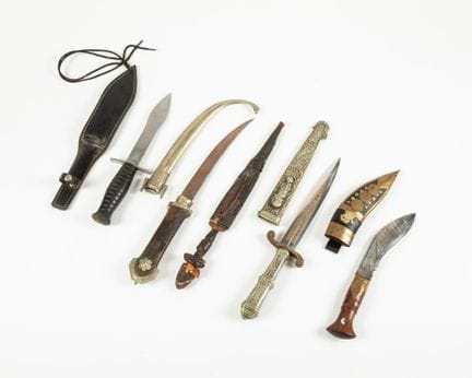 Lot de cinq armes blanches diverses, orientales, A