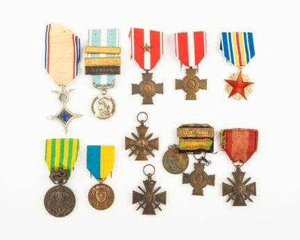 Set verschiedener französischer Auszeichnungen, da