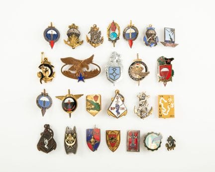 Lot de 25 insignes régimentaires français divers t